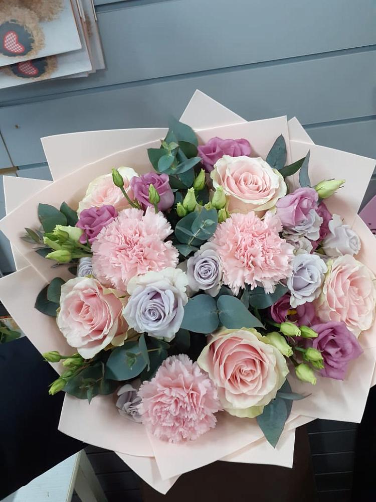 Букет цветов из: Розы, Гвоздики и Лизиантусы в Перевозе